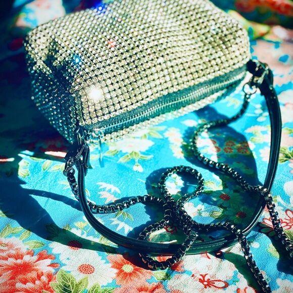 ♥️ AKIRA Heiress type flex handbag with all-over crystal embellishment - Picture 5 of 16